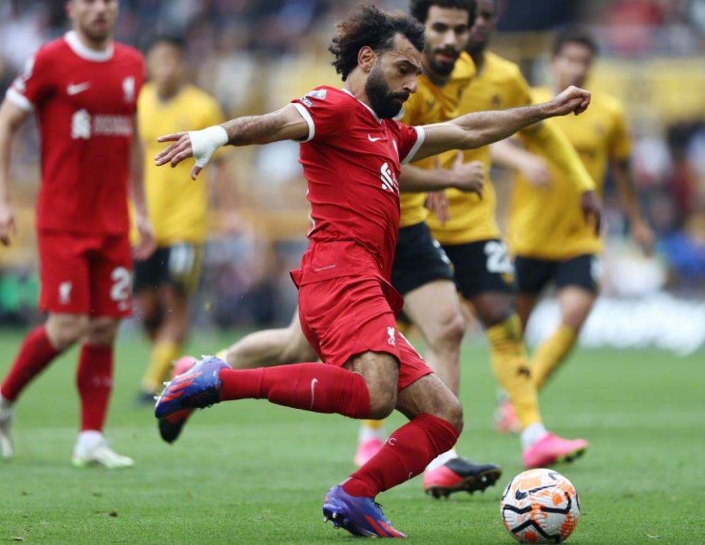  利物浦逆转绝杀热刺登顶积分榜  