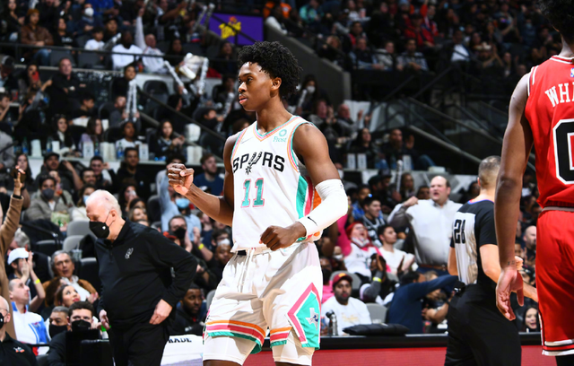  公牛德罗赞空砍30分，球队防守问题暴露  