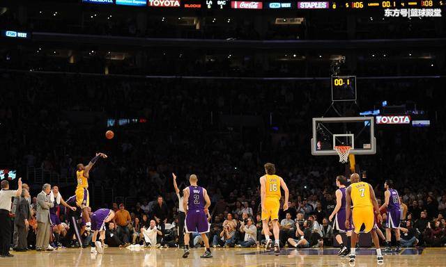  多特蒙德主场灯光秀致敬传奇  