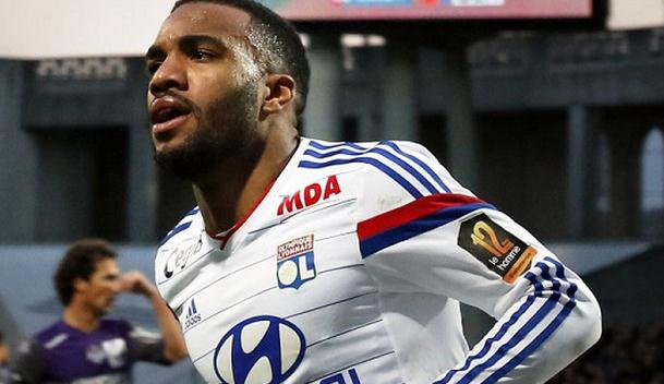  里昂中场悍将红牌罚下 十人应战仍顽强逼平巴黎  